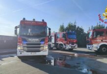 Roma, incendio tra Portuense e Magliana. Evacuato un parco acquatico