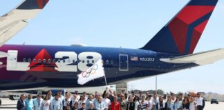 Bandiera olimpica arrivata a Los Angeles per Giochi 2028