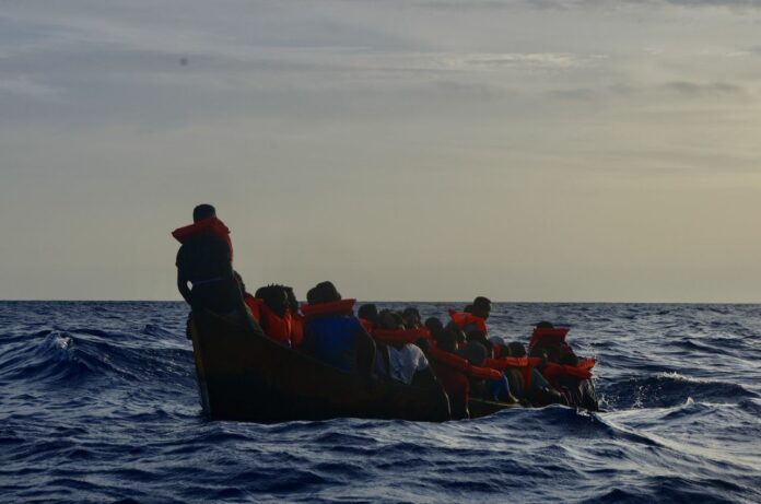 Italia: Barca a vela di salvataggio Nadir, soccorre migranti nel Mar Mediterraneo