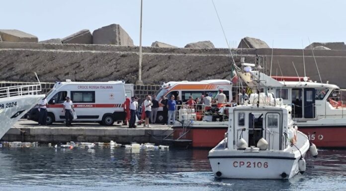 Barca a vela affonda nel Palermitano, un morto e sei dispersi