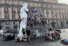 Napoli, la Venere degli stracci saluta piazza Municipio