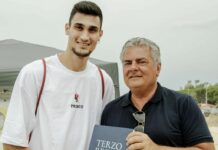 Presidente Consiglio Calabria consegna volume con scritto su Strati a campione olimpico Alessio