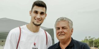 Presidente Consiglio Calabria consegna volume con scritto su Strati a campione olimpico Alessio