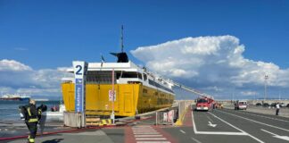 Incendio su un traghetto a Piombino, evacuate 300 persone