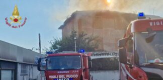 Roma, maxi rogo di sterpaglie a Cinecittà. Feriti 4 soccorritori