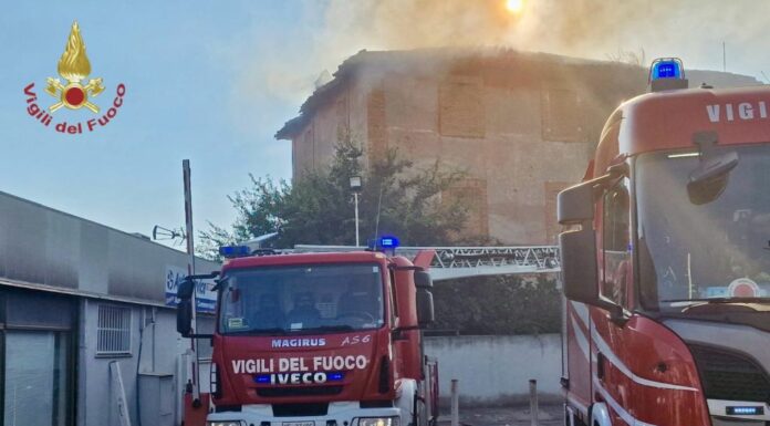 Roma, maxi rogo di sterpaglie a Cinecittà. Feriti 4 soccorritori