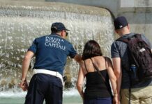 Sorpresa a immergere le gambe nella Fontana di Trevi a Roma, multata e allontanata