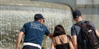 Sorpresa a immergere le gambe nella Fontana di Trevi a Roma, multata e allontanata