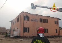 Maltempo, fulmine colpisce tetto ristorante nel bolognese incendiandolo