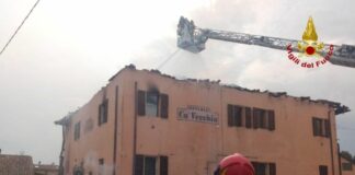 Maltempo, fulmine colpisce tetto ristorante nel bolognese incendiandolo