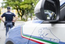 Bolzano, aggredisce sessualmente 2 ragazze e ferisce agenti. Arrestato