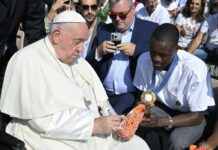 Papa Francesco incontra Tebogo, oro a Parigi nei 200 metri