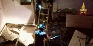Crolla un solaio a Napoli per una fuga di gas, tre feriti