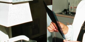 Mille mammografie in un mese, l’unità mobile Ispro saluta il centro di Gavinana a Firenze