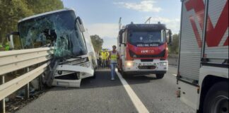 Pullman contro guardrail, un morto e quindici feriti sulla A1