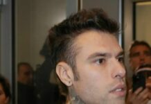 Malore in aereo per Fedez, salta la serata a Gallipoli. Poi rassicura “Sto meglio”
