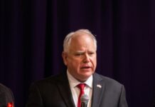 Kamala Harris ha scelto Tim Walz come vice
