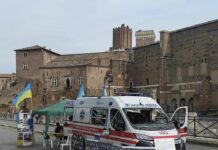 Roma. esposta ai Fori Imperiali ambulanza crivellata di colpi in Ucraina