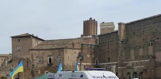 Roma. esposta ai Fori Imperiali ambulanza crivellata di colpi in Ucraina