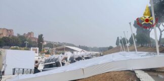Violento nubifragio a Roma, crolla impalcatura tribuna Circo Massimo