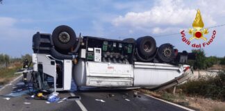 Autocisterna si ribalta su statale nel catanese, paura per il carico di carburante
