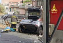 Acicastello, auto finisce in bilico su ciglio strada, salvata una donna