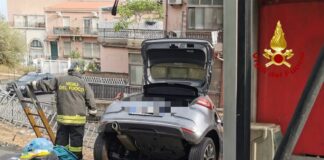 Acicastello, auto finisce in bilico su ciglio strada, salvata una donna