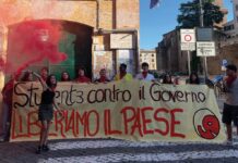 Rete Studenti Medi Lazio manifesta davanti alle scuole della regione