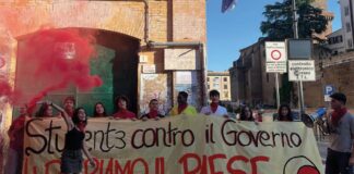 Rete Studenti Medi Lazio manifesta davanti alle scuole della regione