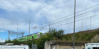 Treno passeggeri deraglia a Milano, feriti lievi