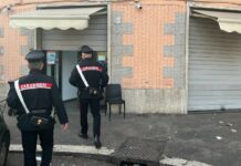 Spari contro la saracinesca di un bar-tabacchi a Roma, arrestato 26enne