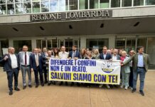 Milano, flash mob della Lega a Palazzo Pirelli in difesa di Salvini