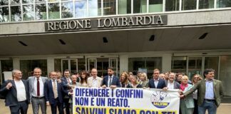 Milano, flash mob della Lega a Palazzo Pirelli in difesa di Salvini