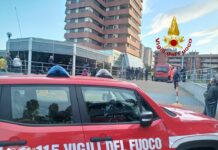 Fiamme in un palazzo di 19 piani a Milano, ragazza intossicata