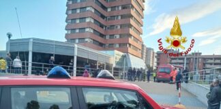 Fiamme in un palazzo di 19 piani a Milano, ragazza intossicata