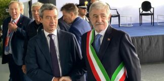 Stretta di mano e colloquio Bucci-Orlando al Salone Nautico