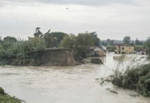 Alluvione in Emilia-Romagna, la pioggia dà un pò di tregua ma resta allerta rossa