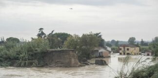 Alluvione in Emilia-Romagna, la pioggia dà un pò di tregua ma resta allerta rossa