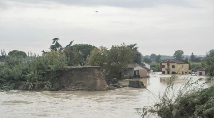 Alluvione in Emilia-Romagna, la pioggia dà un pò di tregua ma resta allerta rossa