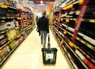 Consumi, cambia la composizione della spesa: più servizi e tempo libero
