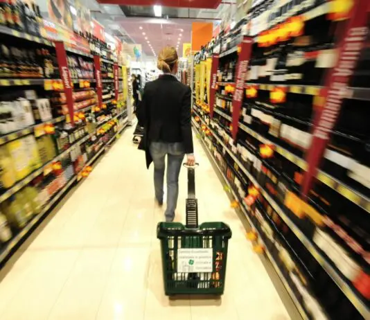 Consumi, cambia la composizione della spesa: più servizi e tempo libero