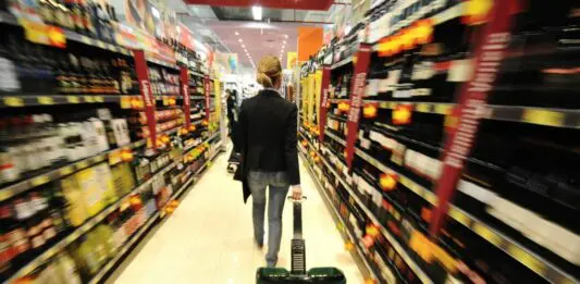 Ad aprile vendite al dettaglio stazionarie su base mensile
