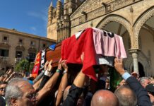 Amici e tifosi in Cattedrale per l’ultimo saluto a Schillaci