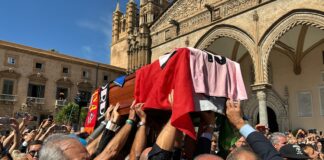 Amici e tifosi in Cattedrale per l’ultimo saluto a Schillaci