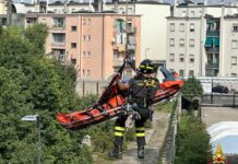 Milano, uomo di 220 kg si sente male. Calato dal palazzo dai Vvf