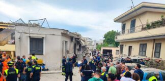 Crolla palazzina nel napoletano, 4 morti tra cui due bimbi. Due i superstiti