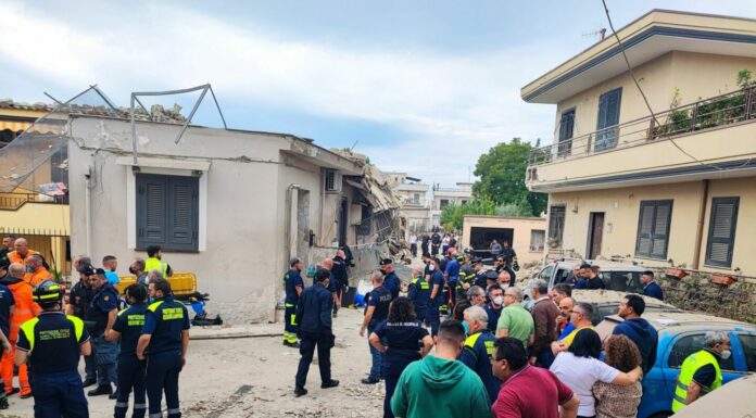 Crolla palazzina nel napoletano, 4 morti tra cui due bimbi. Due i superstiti