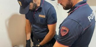 Nascondeva in casa una pistola e oltre 2 chili di droga, arrestato a Catania
