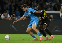 Il Napoli batte 2-0 il Monza e vola in testa
