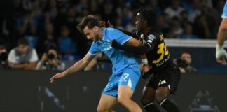 Il Napoli batte 2-0 il Monza e vola in testa